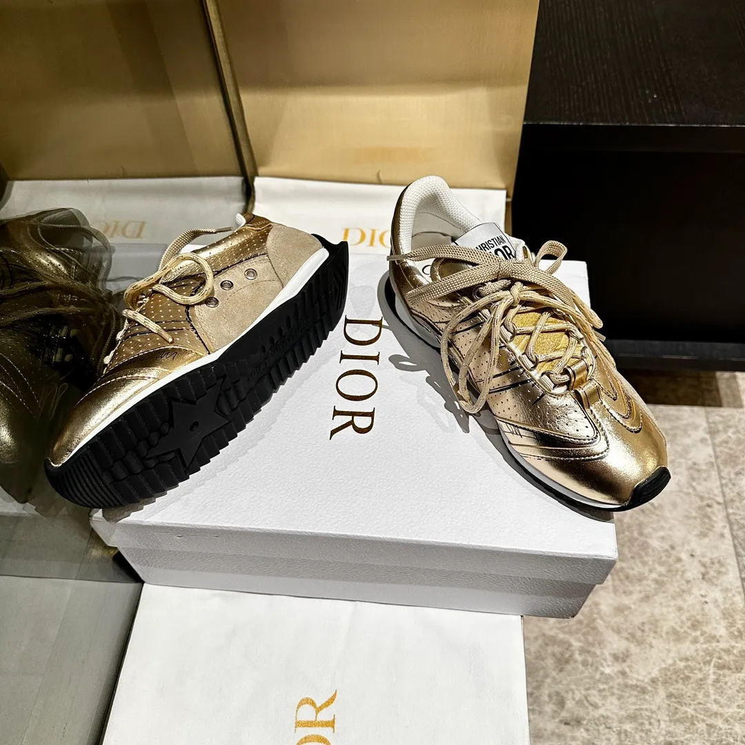 👟👟Ex-factory price 560👟👟, 2025, new series, this Dior, C'est sneaker shows eye-catching and fashionable style. Carefully crafted, the 3D printed design of the upper is super fashionable, and the details also add a touch of elegance. The lightweight two-tone sole offers exceptional comfort and sporty style. Can add a stylish touch to any casual look. The tongue and sole are decorated with the Christian Paris logo, and the cowhide design is styled. Women's size 35-40